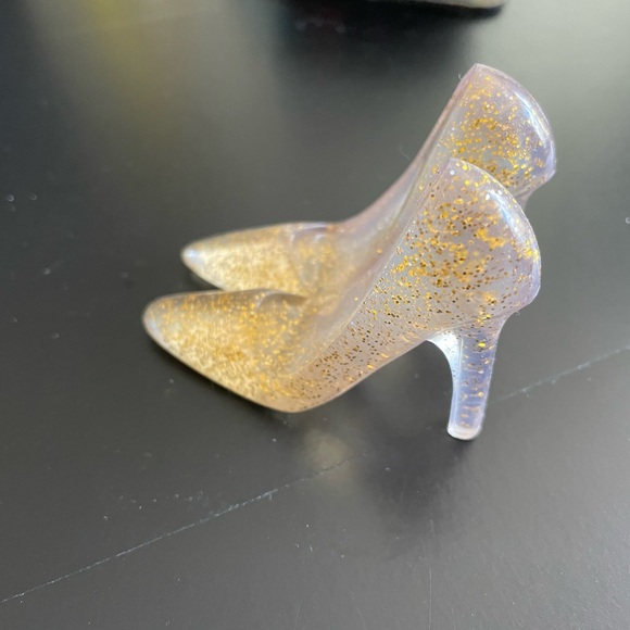 Sparkly glass slipper phone holder - Picture 3 of 8